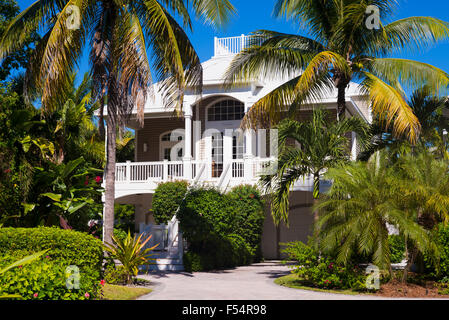 Luxuriös, stilvoll, Winterdomizil mit Sonnendeck und Palmen Innenstadt auf Captiva Island in Florida, USA Stockfoto