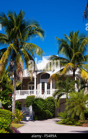 Luxuriös, stilvoll, Winterdomizil mit Sonnendeck und Palmen Innenstadt auf Captiva Island in Florida, USA Stockfoto