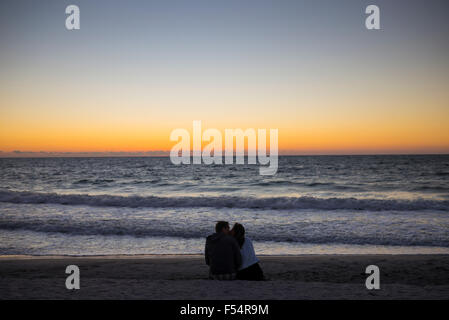 Romantische Pärchen den Sonnenuntergang auf Captiva Island in Florida, USA Stockfoto