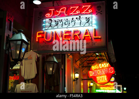 Jazz Beerdigung im Angebot im Zeichen in der berühmte Bourbon Street im French Quarter von New Orleans, USA Stockfoto