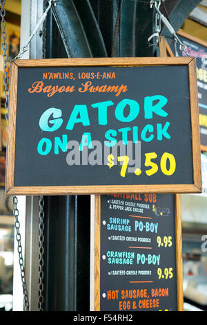 Zeichen bietet Gator auf einem Stick Café-Bar im französischen Markt Lebensmittelmarkt in Decatur Street, French Quarter von New Orleans, USA Stockfoto