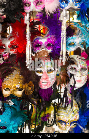 Karneval Shop verkaufen traditionelle verzierte Masken und Souvenirs im Royal Street, French Quarter von New Orleans, USA Stockfoto