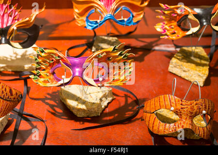 Traditionelle verzierte Karneval Masken, Souvenirs und Geschenke im Shop in Royal Street, French Quarter von New Orleans, USA Stockfoto