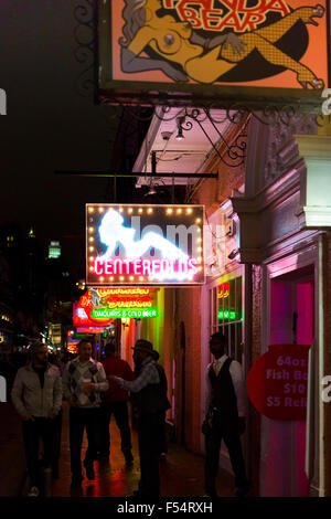 Gruppe von Touristen in überfüllten Straßenszene in berühmte Bourbon Street im French Quarter von New Orleans, USA Stockfoto
