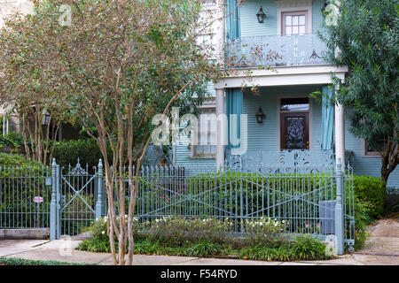 Traditionelle grand Herrenhaus mit schmiedeeisernen Geländer im Garden District von New Orleans, Louisiana, USA Stockfoto