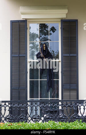 Scary Halloween Voodoo-Sensenmann Geist Zeichen am Herrenhaus mit Schmiedeeisen im Garden District von New Orleans, USA Stockfoto