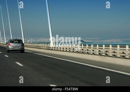 Fahrt entlang dem Auto die Vasco da Gama Bridge, die am schwersten in Europa Stockfoto