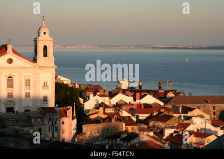 Alfama Viertel aus der Miradouro Sicht in das Zentrum von Lissabon in der Abenddämmerung, Portugal Stockfoto