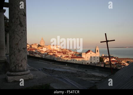 Alfama Viertel aus der Miradouro Sicht in das Zentrum von Lissabon in der Abenddämmerung, Portugal Stockfoto