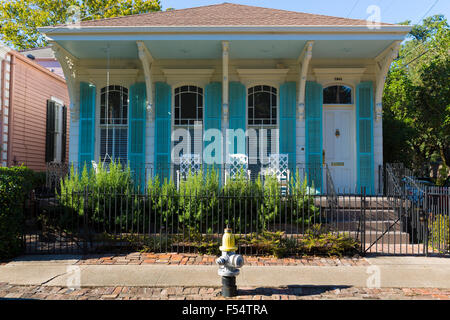 Traditionelle helle Farbe Schindeln Ferienhaus Haus im Garden District von New Orleans, Louisiana, USA Stockfoto