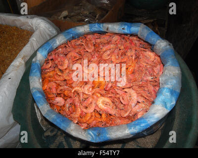 Getrocknete, gesalzene Garnelen zum Verkauf auf Markt, Anuradhapura, Sri Lanka Stockfoto