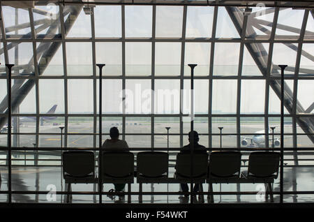 Passagiere warten auf ihren Flug am internationalen Flughafen Suvarnabhumi in Bangkok, Thailand. Stockfoto