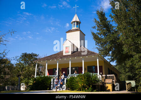 Touristen in der Kirche am Vermilionville Leben Geschichte Museum von Acadian (Cajun), Kreolisch und Kultur der amerikanischen Ureinwohner, Louisiana, USA Stockfoto