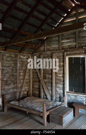 Innere des erhaltenen Slave Viertel Hütte am Baumwollplantage in Frogmore Bauernhof in Ferriday, den tiefen Süden, Louisiana, USA Stockfoto