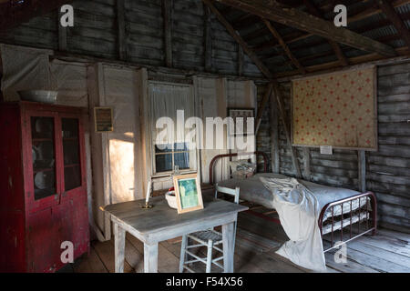 Innere des erhaltenen Slave Viertel Hütte am Baumwollplantage in Frogmore Bauernhof in Ferriday, den tiefen Süden, Louisiana, USA Stockfoto