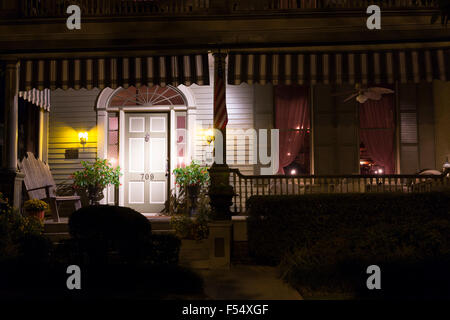 Devereaux Shields House Bed &amp; Breakfast Hotel, Schaukelstuhl auf vorderen Stoop Deck, North Union Street, Natchez, Mississippi USA Stockfoto