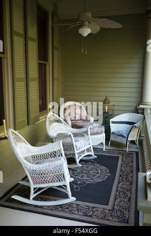 Devereaux Shields House Bed &amp; Breakfast Hotel, Schaukelstühle auf vorderen Stoop, North Union Street, Natchez, Mississippi USA Stockfoto