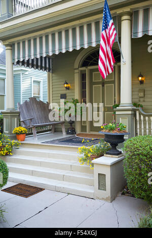 Devereaux Shields House Bed &amp; Breakfast Hotel mit Stars And Stripes Flagge in North Union Street, Natchez, Mississippi USA Stockfoto