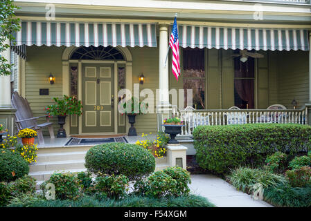 Devereaux Shields House Bed &amp; Breakfast Hotel mit Stars And Stripes Flagge in North Union Street, Natchez, Mississippi USA Stockfoto