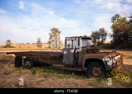 Auto LKW unter verlassenen rostige alte amerikanische Automobile im MIssissippi-Delta, Louisiana, USA Stockfoto