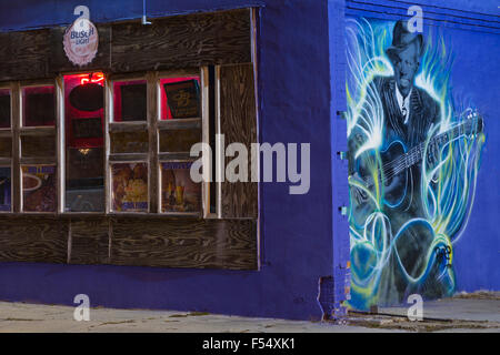 Delta Blues Alley Cafe für Soul Food mit Wandbild von Gitarrist Musiker in Clarksdale, Geburtsort des Blues, Mississippi, USA Stockfoto