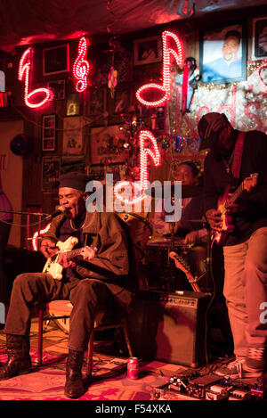 Bluesband, Gitarrist, Trommeln, Gesang in live-Performance auf der Bühne im Red Lounge Blues Club in Clarksdale, Mississippi, Vereinigte Staaten Stockfoto