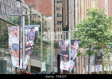 Sydney, Australien. 28. Oktober 2015. Schwedische Händler H & M hat Raum angemietet, über 3 Etagen in Sydneys Pitt Street und seinen sechsten Store in Australien am 31. Oktober 2015, eines der größten H & M-Shops in der ganzen Welt öffnet. Bildnachweis: model10/Alamy Live-Nachrichten Stockfoto