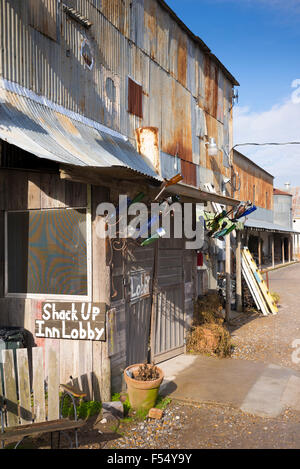 Vor dem Eingang mit verlassenen Junk in The Shack, Inn Baumwolle Pächter Themenhotel, Clarksdale, Mississippi, Vereinigte Staaten Stockfoto