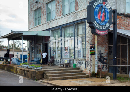 Reiniger bei der Arbeit im Morgan Freeman Ground Zero Blues Club in Clarksdale, Geburtsort des Blues, Mississippi USA Stockfoto