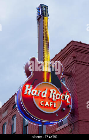 Leuchtreklame für Hard Rock Cafe in berühmten Beale Street Entertainment District von Memphis, Tennessee, USA Stockfoto