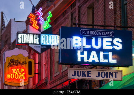 Zeichen für Blues Hall JUKe Joint Veranstaltungsort im legendären Beale Street Entertainment District bekannt für Rock And Roll und Blues Stockfoto