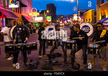 Grizz Linie Drummer und Percussion Band Leben in Beale Street Vergnügungsviertel bekannt für Rock And Roll, Jazz und Blues Stockfoto