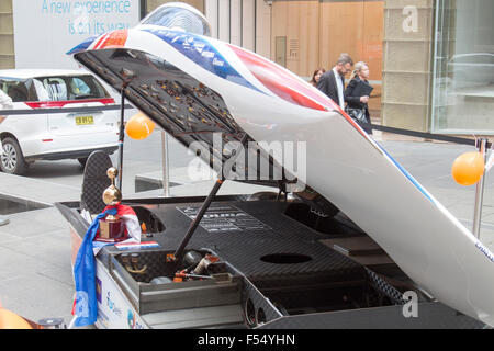 Sydney, Australien. 28. Oktober 2015. Niederländischen Autos Nuon Solar und Team Twente zu beenden, 1. und 2. in die zermürbenden 3000 km lange Strecke zwischen Stockfoto