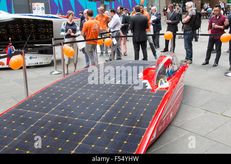 Sydney, Australien. 28. Oktober 2015. Niederländischen Autos Nuon Nuna 8 und Team Twente (abgebildete Main) zu beenden, 1. und 2. in die zermürbende World solar Challenge 3000km Rennen zwischen Darwin und Adelaide, das Generalkonsulat der Niederlande präsentiert die Autos in Sydney Martin Place als Beispiel der niederländischen Holland Innovation. Stockfoto