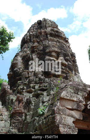 Großer Kopf Skulptur am Osttor des Banteay Kdei, Bestandteil der Angkor Wat Tempelanlage in Kambodscha, aus dem Ohr Stockfoto