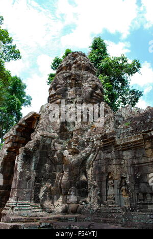 Riesige Steinköpfe am Osttor des Banteay Kdei, Bestandteil der Angkor Wat Tempelanlage in Kambodscha. Stockfoto