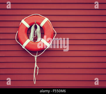 Ring-Boje Hintergrund rot, hölzerne Wand hängen Stockfoto