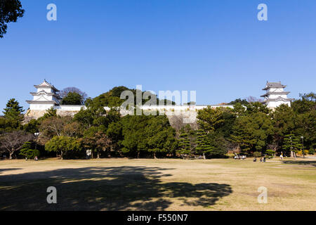 Japan, Nishi-Akashi. Akashi schloss. AKA Kishun-jo, Hitsujisaru und Tatsumi yagura, Türmchen, durch lange dobei Ishigaki Mauer getrennt. Stockfoto