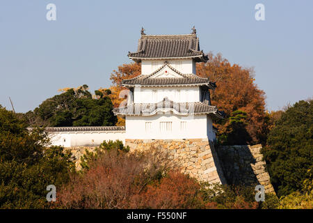 Japan, Nishi-Akashi. Akashi schloss. Tele Geschossen der drei Geschichte Tatsumi yagura, Revolver mit Herbst Bäume vorne und hinten. Vorderansicht. Stockfoto