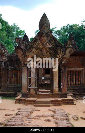 Banteay Srei - ein 10. Jahrhundert Hindu-Tempel Shiva geweiht. Angkor archäologischer Park, Siem Reap, Kambodscha Stockfoto