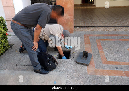 Mexiko-Stadt. 27. Oktober 2015. Undatiertes Bild am 27. Oktober 2015, Mexikos Generalstaatsanwalt der Republik zeigt Elemente der Sicherheitskräfte, die Teilnahme an dem Abtasten einer Eigenschaft. Die mexikanische Regierung beschlagnahmt 11 Ebenen, acht Fahrzeuge, sieben Ländereien, 453-Pakete von Drogen- und vier Waffen in drei Staaten von Mexiko, die im Zusammenhang mit der Drogendealer Joaquín "El Chapo" Guzman. Bildnachweis: PGR/Xinhua/Alamy Live-Nachrichten Stockfoto