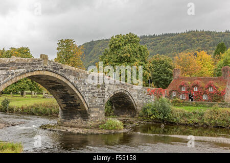 TU Hwnt i'r Bont ein 15. Jahrhundert Grad II aufgeführten Ferienhaus am Fluss Conwy Romanum, North Wales, UK Stockfoto