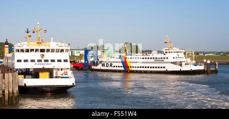 DEU, Deutschland, Schleswig-Holstein, Fähren der Reederei Wyker Dampfschiffs-Reederei im Hafen von Wyk auf Föhr Stockfoto