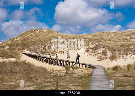 DEU, Deutschland, Schleswig-Holstein, Nordsee, Amrum Insel, Dünen und Plank Straße in der Nähe von Wittduen.  DEU, Deutschland, Schleswig-Holstein Stockfoto