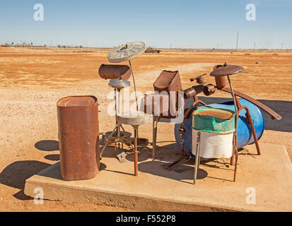 Drum-Kit, hergestellt aus recyceltem Müll an musikalischen Zaun, eine beliebte Touristenattraktion in Winton im Outback Australien Stockfoto