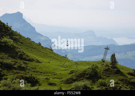 Idyllischer Blick auf Schweizer Alpen im Nebel Stockfoto