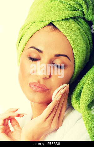 Frau im Bademantel entfernen Make-up Stockfoto