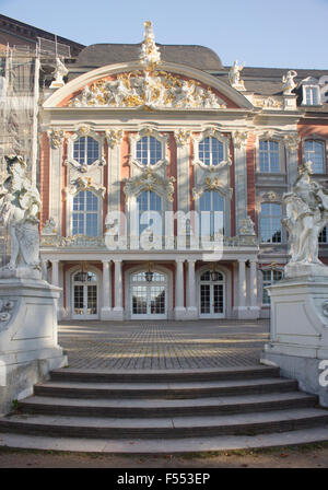 Südflügel des Rokoko Kurfürstliches Schloss in Trier, Deutschland.  Während des 17. Jahrhunderts erbaut. Stockfoto