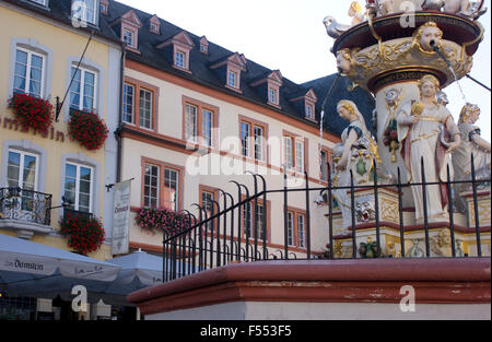 Marktplatz mit Brunnen in Trier, Deutschland. Stockfoto