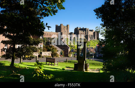 Bamburgh Castle und Dorf Stockfoto